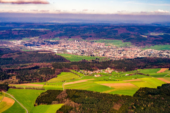 Vue aérienne de Vue de la ville d'Odenwald depuis le sud-ouest à le quartier Lauerbach in Erbach dans le département Hesse, Allemagne