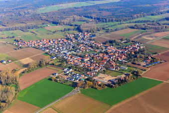 Vue aérienne de Vue du village depuis le sud-est à Knittelsheim dans le département Rhénanie-Palatinat, Allemagne