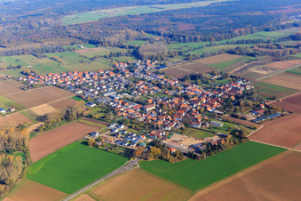 Vue aérienne de Vue du village depuis le sud-est à Knittelsheim dans le département Rhénanie-Palatinat, Allemagne