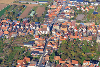 Vue aérienne de Église au centre du village à Ottersheim bei Landau dans le département Rhénanie-Palatinat, Allemagne