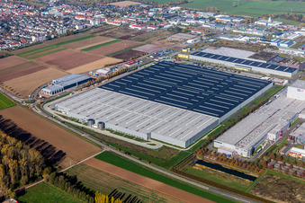 Vue aérienne de Complexe immobilier et terrain du centre logistique Mercedes Benz à Offenbach an der Queich dans le département Rhénanie-Palatinat, Allemagne