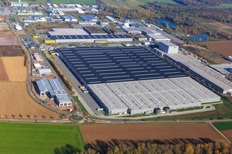 Vue aérienne de Zone industrielle Interpark avec chantier de construction du nouveau Südpfalzwerkstatt et du centre logistique Mercedes-Benz à Offenbach an der Queich dans le département Rhénanie-Palatinat, Allemagne