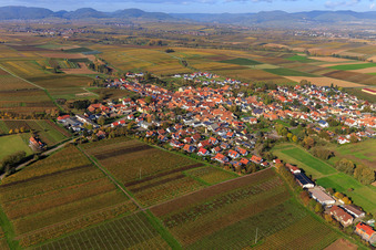 Vue aérienne de Vue du village depuis le sud-est à Impflingen dans le département Rhénanie-Palatinat, Allemagne