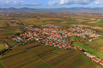 Vue aérienne de Vue du village depuis le sud-est à Impflingen dans le département Rhénanie-Palatinat, Allemagne