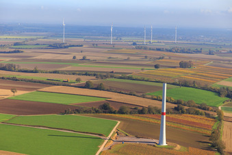 Vue aérienne de Chantier de construction d'un mât d'éolienne du parc éolien EnBW Freckenfeld - pour une éolienne à 6 éoliennes à Freckenfeld dans le département Rhénanie-Palatinat, Allemagne