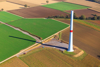 Vue aérienne de Chantier de construction d'un mât d'éolienne du parc éolien EnBW Freckenfeld - pour une éolienne à 6 éoliennes à Freckenfeld dans le département Rhénanie-Palatinat, Allemagne