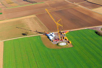 Chantier de construction d'un mât d'éolienne du parc éolien EnBW Freckenfeld - pour une éolienne à 6 éoliennes à Freckenfeld dans le département Rhénanie-Palatinat, Allemagne hors des airs