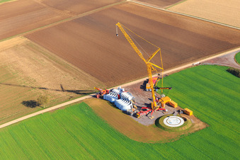 Chantier de construction d'un mât d'éolienne du parc éolien EnBW Freckenfeld - pour une éolienne à 6 éoliennes à Freckenfeld dans le département Rhénanie-Palatinat, Allemagne vue d'en haut