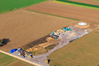 Vue aérienne de Chantier de construction avec fondation d'une éolienne du parc éolien EnBW Freckenfeld - pour une centrale éolienne de 6 éoliennes à Freckenfeld dans le département Rhénanie-Palatinat, Allemagne