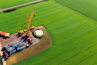 Vue aérienne de Chantier de construction avec des pièces préfabriquées pour le mât d'une éolienne du parc éolien EnBW Freckenfeld - pour une éolienne à 6 éoliennes à Freckenfeld dans le département Rhénanie-Palatinat, Allemagne