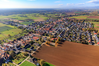 Vue aérienne de Vue du village depuis le nord-est avec la garderie Bärenland à Freckenfeld dans le département Rhénanie-Palatinat, Allemagne