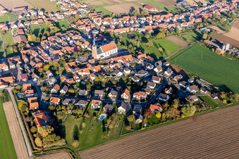 Vue aérienne de Bâtiment d'église au centre du village à Schleithal dans le département Bas Rhin, France