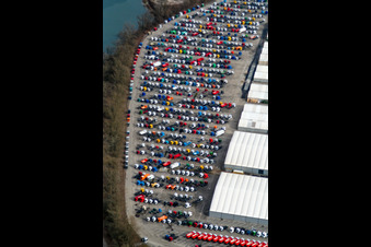 Vue aérienne de Place de parking pour la production de camions Daimler à Wörth am Rhein dans le département Rhénanie-Palatinat, Allemagne