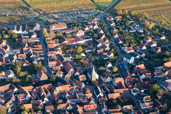 Quartier Schweigen in Schweigen-Rechtenbach dans le département Rhénanie-Palatinat, Allemagne du point de vue du drone