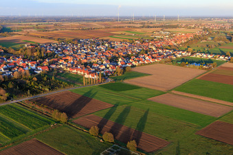 Vue aérienne de Vue du village depuis le sud-ouest à le quartier Schaidt in Wörth am Rhein dans le département Rhénanie-Palatinat, Allemagne