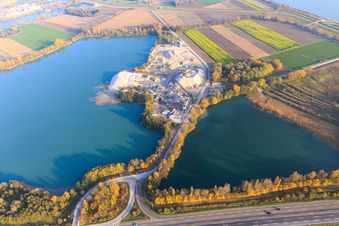 Vue aérienne de Lac de carrière dans les prairies du Rhin sur la B9 avec une usine de gravier de Holcim Kies und Beton GmbH à Rheinzabern dans le département Rhénanie-Palatinat, Allemagne