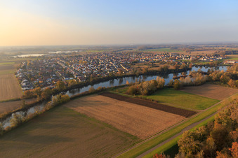 Vue aérienne de Vue du sud-est derrière les eaux Repas de poisson sur le barrage du Rhin à Leimersheim dans le département Rhénanie-Palatinat, Allemagne