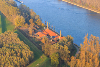 Vue aérienne de Musée de la briqueterie de Sondernheim et aire de repos de la véloroute du Rhin sur le barrage du Rhin à Germersheim dans le département Rhénanie-Palatinat, Allemagne