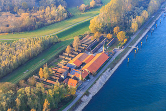 Photographie aérienne de Musée de la briqueterie de Sondernheim et aire de repos de la véloroute du Rhin sur le barrage du Rhin à Germersheim dans le département Rhénanie-Palatinat, Allemagne