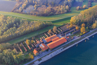 Vue oblique de Musée de la briqueterie de Sondernheim et aire de repos de la véloroute du Rhin sur le barrage du Rhin à Germersheim dans le département Rhénanie-Palatinat, Allemagne