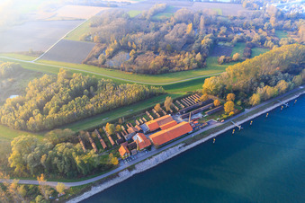 Musée de la briqueterie de Sondernheim et aire de repos de la véloroute du Rhin sur le barrage du Rhin à Germersheim dans le département Rhénanie-Palatinat, Allemagne d'en haut