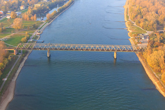 Vue aérienne de Pont ferroviaire du Rhin vu du sud à Germersheim dans le département Rhénanie-Palatinat, Allemagne