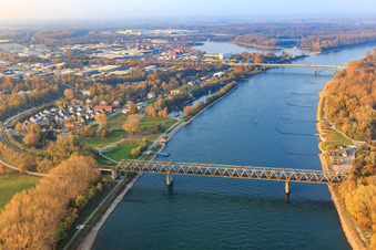 Photographie aérienne de Pont ferroviaire du Rhin vu du sud à Germersheim dans le département Rhénanie-Palatinat, Allemagne