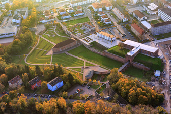 Vue aérienne de Parc municipal Fronte Lamotte avec Lamotte Ravelin (bâtiment de défense de tranchée), bâtiment de la porte de Weissenburg avec à Germersheim dans le département Rhénanie-Palatinat, Allemagne