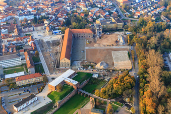 Vue aérienne de Ancienne caserne municipale An Fronte Diez avec chantier de construction pour REWE et LIDL à Germersheim dans le département Rhénanie-Palatinat, Allemagne