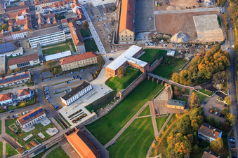 Vue aérienne de Parc municipal Fronte Lamotte avec centre communautaire Germersheim et centre de tourisme, de culture et d'accueil des visiteurs dans le bâtiment de la porte de Weissenburg ainsi que la garderie "Die Kleinen Strolche" à Germersheim dans le département Rhénanie-Palatinat, Allemagne