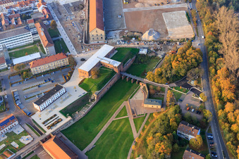 Vue aérienne de Parc municipal Fronte Lamotte avec centre communautaire Germersheim et centre de tourisme, de culture et d'accueil des visiteurs dans le bâtiment de la porte de Weissenburg ainsi que la garderie "Die Kleinen Strolche" à Germersheim dans le département Rhénanie-Palatinat, Allemagne