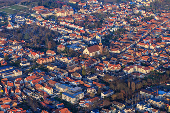 Vue aérienne de Église Sainte-Marie-Assomption dans la Hauptstr. à Herxheim bei Landau dans le département Rhénanie-Palatinat, Allemagne