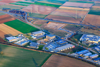 Vue aérienne de Zone industrielle dans la vallée de Spire avec TRANSAC International Speditionsgesellschaft mbH, ITK Engineering GmbH, chantier de construction du nouveau bâtiment de Kardex Software GmbH et Markthalle 5 à Rülzheim dans le département Rhénanie-Palatinat, Allemagne