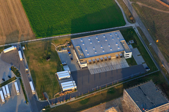 Vue aérienne de Zone industrielle dans la vallée de Spire avec TRANSAC International Freight Forwarding Company Ltd. à Rülzheim dans le département Rhénanie-Palatinat, Allemagne