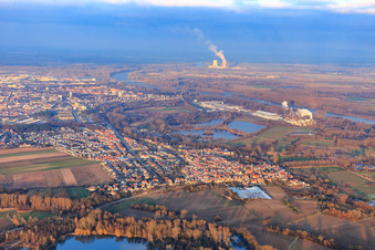 Vue aérienne de Vue de la ville en hiver depuis le sud-ouest à le quartier Sondernheim in Germersheim dans le département Rhénanie-Palatinat, Allemagne