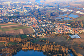 Vue aérienne de Vue de la ville en hiver depuis le sud-ouest à le quartier Sondernheim in Germersheim dans le département Rhénanie-Palatinat, Allemagne