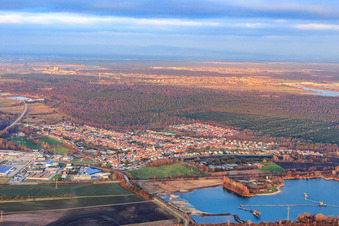 Vue aérienne de Vue de la ville en hiver depuis le sud à le quartier Huttenheim in Philippsburg dans le département Bade-Wurtemberg, Allemagne