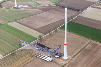 Chantier de construction du parc éolien EnBW Freckenfeld - pour éolienne avec 6 éoliennes à Freckenfeld dans le département Rhénanie-Palatinat, Allemagne vue d'en haut