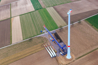 Vue aérienne de Éolienne avant l'assemblage du rotor sur le chantier de construction du parc éolien Freckenfeld d'EnBW à Freckenfeld dans le département Rhénanie-Palatinat, Allemagne