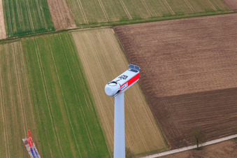 Vue aérienne de Éolienne avant l'assemblage du rotor sur le chantier de construction du parc éolien Freckenfeld d'EnBW à Freckenfeld dans le département Rhénanie-Palatinat, Allemagne
