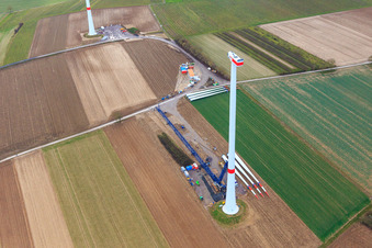 Photographie aérienne de Éolienne avant l'assemblage du rotor sur le chantier de construction du parc éolien Freckenfeld d'EnBW à Freckenfeld dans le département Rhénanie-Palatinat, Allemagne