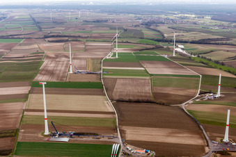 Chantier de construction du parc éolien EnBW Freckenfeld - pour éolienne avec 6 éoliennes à Freckenfeld dans le département Rhénanie-Palatinat, Allemagne depuis l'avion