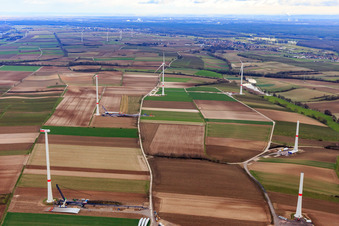 Vue d'oiseau de Chantier de construction du parc éolien EnBW Freckenfeld - pour éolienne avec 6 éoliennes à Freckenfeld dans le département Rhénanie-Palatinat, Allemagne
