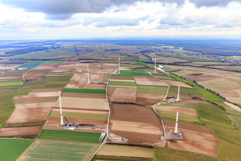 Chantier de construction du parc éolien EnBW Freckenfeld - pour éolienne avec 6 éoliennes à Freckenfeld dans le département Rhénanie-Palatinat, Allemagne vue du ciel