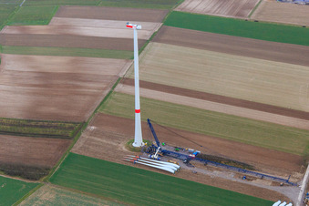 Vue oblique de Éolienne avant l'assemblage du rotor sur le chantier de construction du parc éolien Freckenfeld d'EnBW à Freckenfeld dans le département Rhénanie-Palatinat, Allemagne