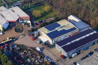 Vue oblique de Buschurweg avec Zeich Metallbau GmbH, ArcoSYS Computervertriebs GmbH et Frey Metalltechnik, propriétaire : Dipl.-Ing. Matthias Frey eK à le quartier Minderslachen in Kandel dans le département Rhénanie-Palatinat, Allemagne