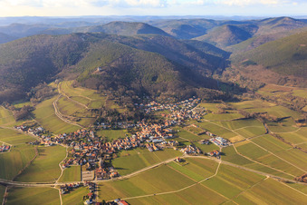 Vue aérienne de Winzerdof en hiver vu de l'est à Burrweiler dans le département Rhénanie-Palatinat, Allemagne