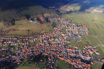 Vue aérienne de Ville viticole en hiver vue du sud à le quartier SaintMartin in Sankt Martin dans le département Rhénanie-Palatinat, Allemagne