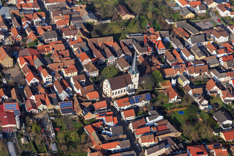 Vue aérienne de Église catholique au centre du village à Venningen dans le département Rhénanie-Palatinat, Allemagne