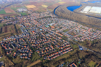 Vue aérienne de Vue de la ville en hiver depuis le sud-ouest à Lingenfeld dans le département Rhénanie-Palatinat, Allemagne